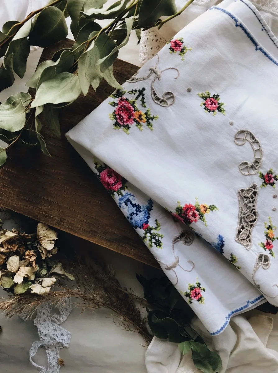 Parisian Embroidery and crochet Linen - Image 4